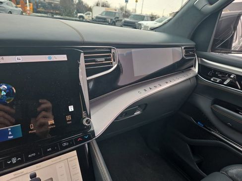 Used 2022 Jeep Grand Wagoneer Series III w/ Rear Seat Video Group 1 image 15