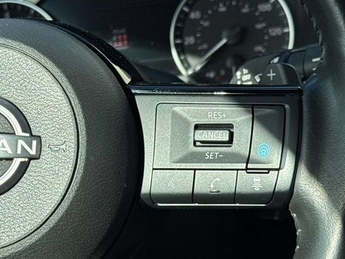 Used 2024 Nissan Pathfinder SL FWD image 12