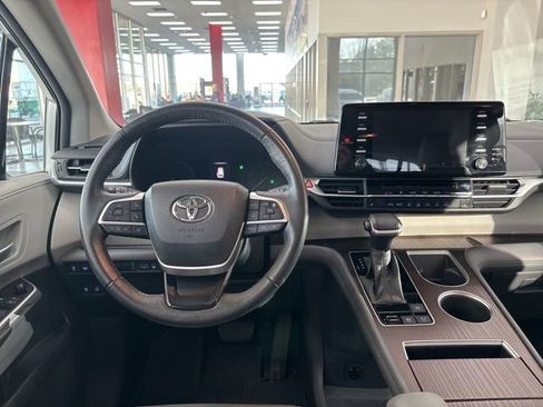 Used 2021 Toyota Sienna XLE image 41