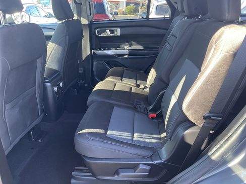 Used 2023 Ford Explorer XLT image 9