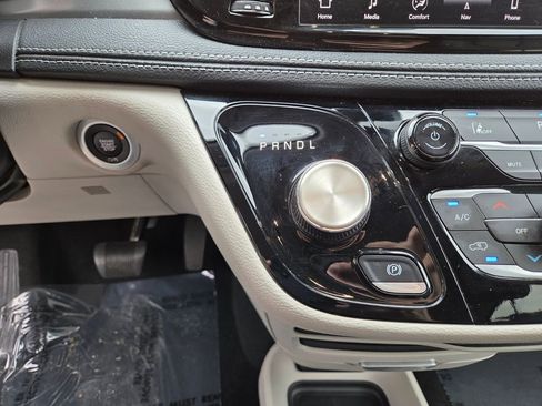 Used 2024 Chrysler Pacifica Select image 27