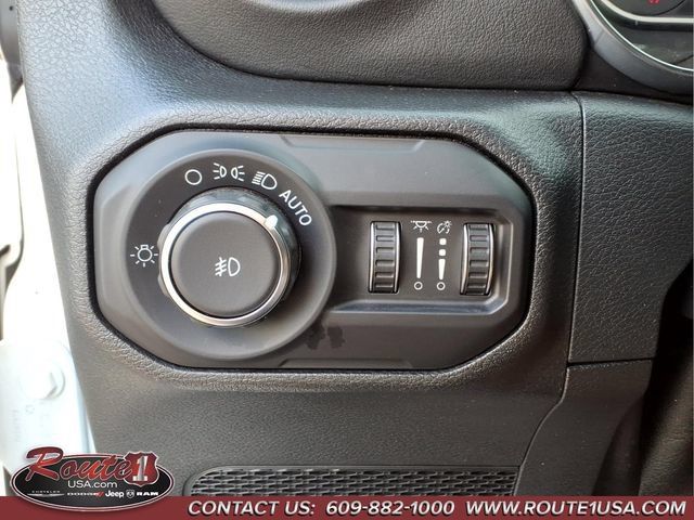 Used 2018 Jeep Wrangler Unlimited Sahara w/ Cold Weather Group AWD/4WD image 22