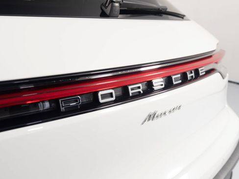 Certified 2024 Porsche Macan AWD/4WD image 41