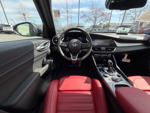 Used 2024 Alfa Romeo Giulia Veloce RWD image 19