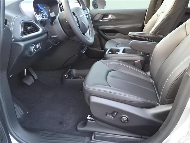 New 2026 Chrysler Pacifica Select AWD/4WD image 14