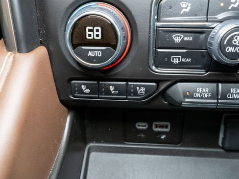 Used 2024 Chevrolet Suburban High Country image 21