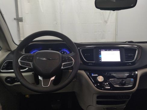 Used 2023 Chrysler Voyager LX image 22