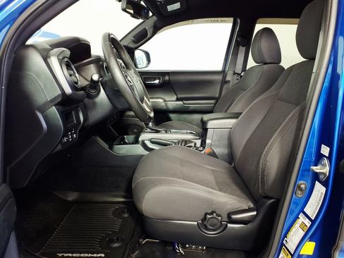 Used 2017 Toyota Tacoma SR AWD/4WD image 9