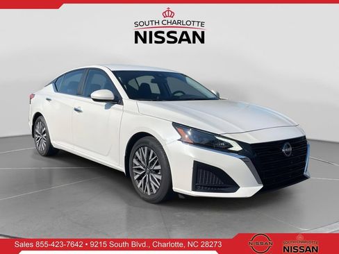 Used 2023 Nissan Altima 2.5 SV FWD image 1