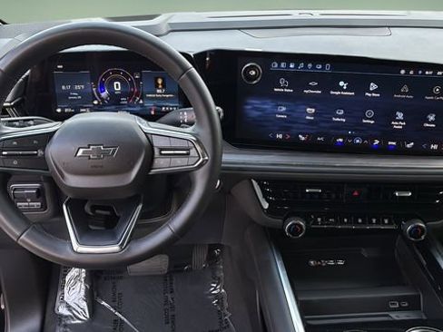 Used 2025 Chevrolet Suburban Z71 w/ Comfort Package image 9