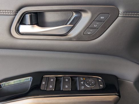 Used 2025 Nissan Pathfinder Platinum image 16