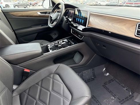 Certified 2025 Volkswagen Atlas SE image 17