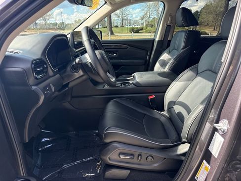 Used 2025 Honda Pilot Elite image 13