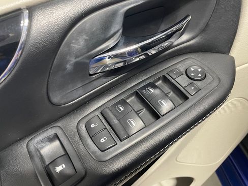 Used 2019 Dodge Grand Caravan SXT image 12