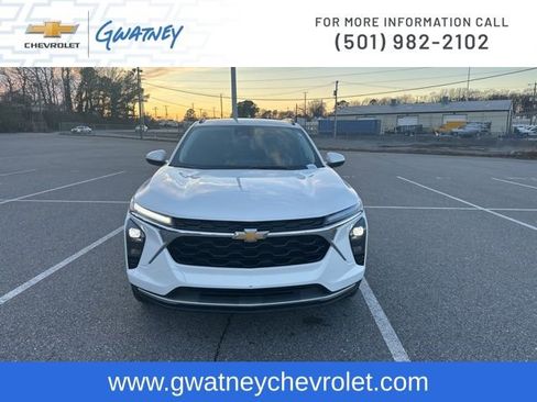 Used 2025 Chevrolet Trax LT w/ LT Convenience Package image 2