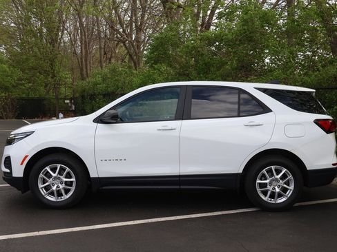 Used 2024 Chevrolet Equinox LS w/ LS Convenience Package image 4