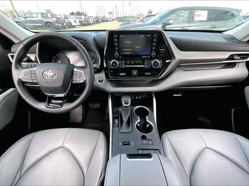 Used 2021 Toyota Highlander XLE FWD image 16