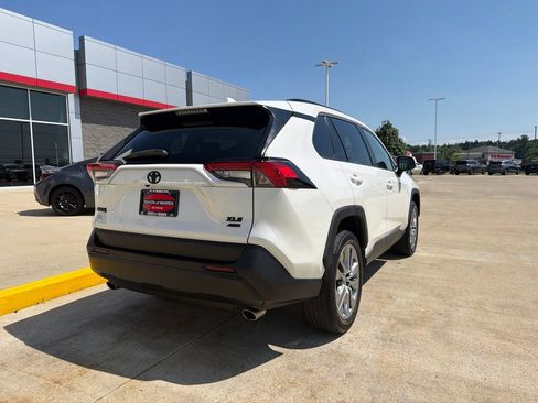 Used 2022 Toyota RAV4 XLE Premium AWD/4WD image 8