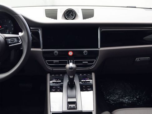 Certified 2025 Porsche Macan image 20