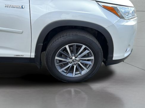 Used 2019 Toyota Highlander XLE AWD/4WD image 36