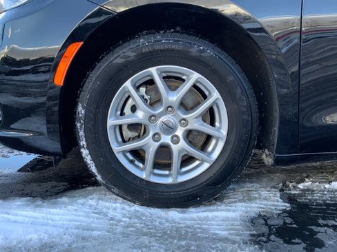 Used 2024 Chrysler Pacifica Touring-L image 30