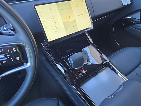 New 2025 Land Rover Range Rover Sport SE image 13