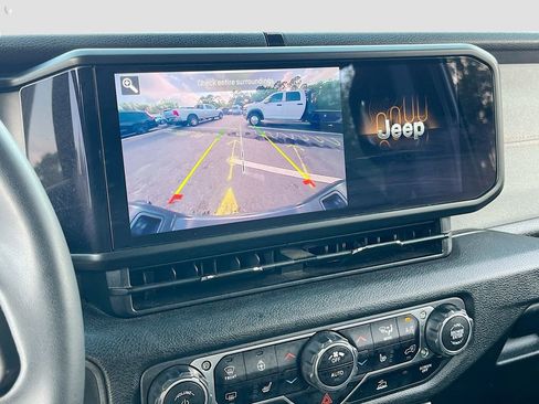 Certified 2024 Jeep Gladiator Sport AWD/4WD image 14