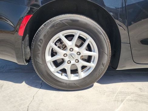 Used 2023 Chrysler Pacifica Touring-L image 10