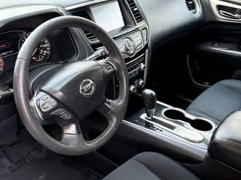 Used 2018 Nissan Pathfinder SV image 10