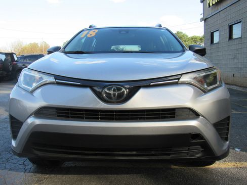 Used 2018 Toyota RAV4 LE FWD image 2