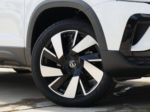 Certified 2024 Volkswagen Taos SEL AWD/4WD image 3