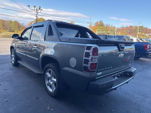 Used 2011 Chevrolet Avalanche LTZ image 6