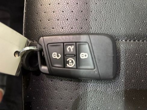 Used 2022 Volkswagen Tiguan SE R-Line image 29