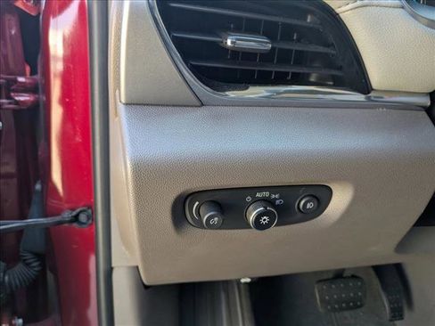 Used 2018 Chevrolet Traverse LT image 10