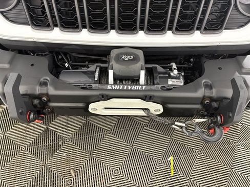 Used 2024 Jeep Gladiator Rubicon w/ Convenience Group AWD/4WD image 13