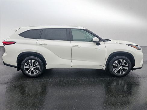 Used 2021 Toyota Highlander XLE image 6