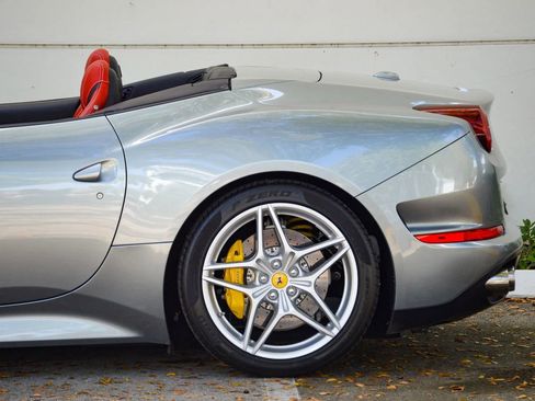 Used 2015 Ferrari California T RWD image 11