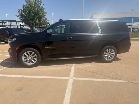 Used 2023 Chevrolet Suburban Premier AWD/4WD image 2
