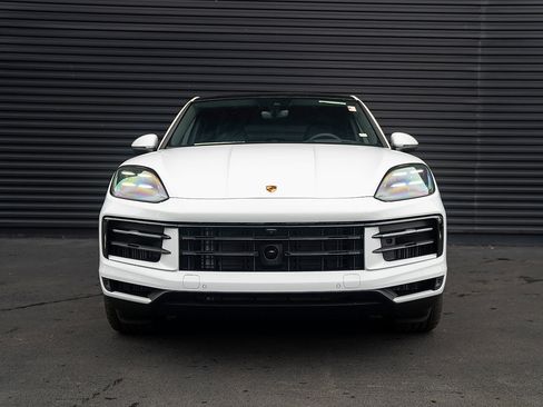 Used 2025 Porsche Cayenne Coupe image 27