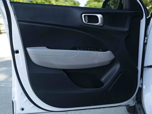 Used 2021 Hyundai Venue SEL FWD image 35