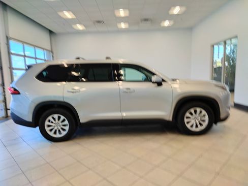 Used 2024 Toyota Grand Highlander XLE image 3
