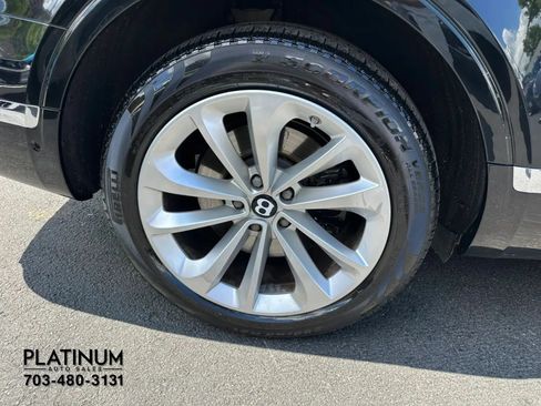 Used 2017 Bentley Bentayga AWD/4WD image 23