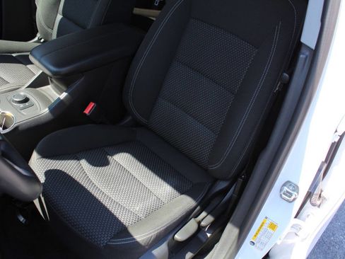 Used 2024 GMC Terrain SLE AWD/4WD image 3