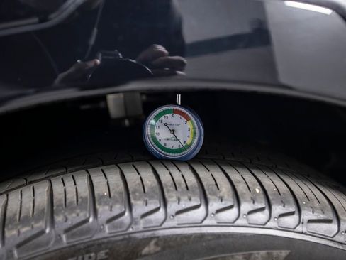 Used 2025 Land Rover Discovery Dynamic SE image 50