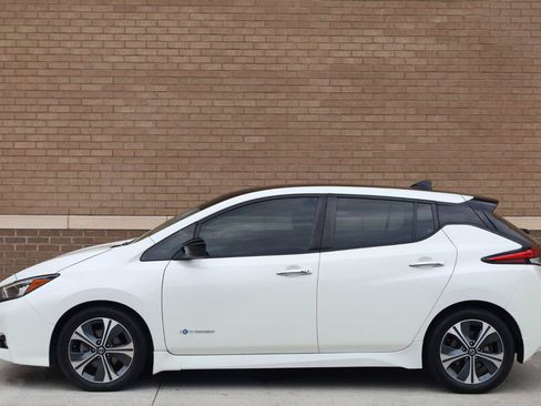 Used 2018 Nissan Leaf SV w/ SV Technology Package FWD image 2