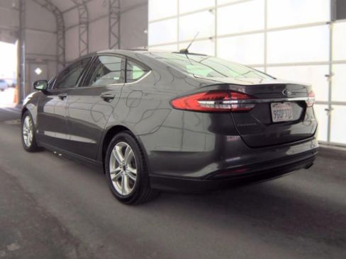 Used 2018 Ford Fusion SE w/ Fusion SE Technology Package FWD image 4