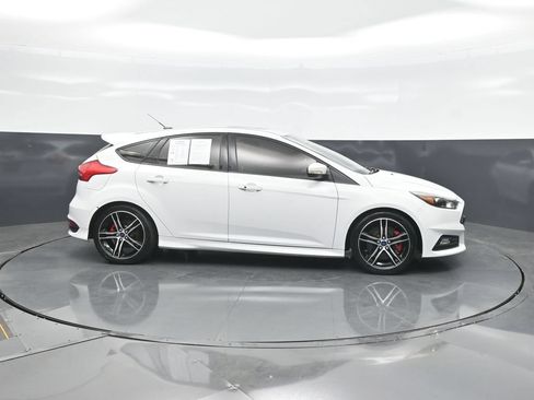 Used 2018 Ford Focus ST w/ Equipment Group 401A FWD image 8