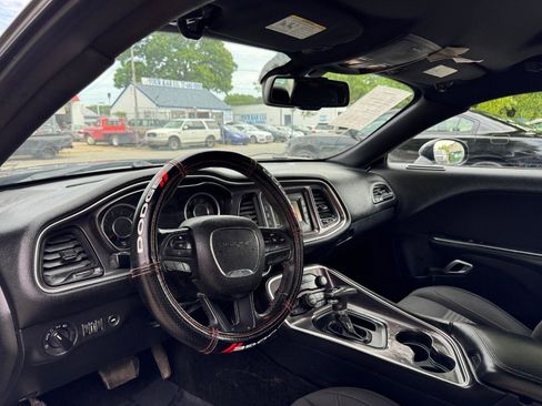 Used 2015 Dodge Challenger SXT RWD image 11