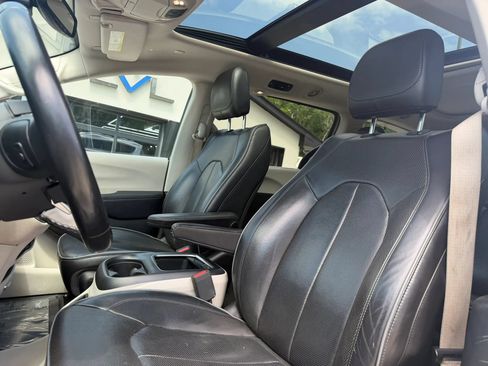 Used 2018 Chrysler Pacifica Limited FWD image 16