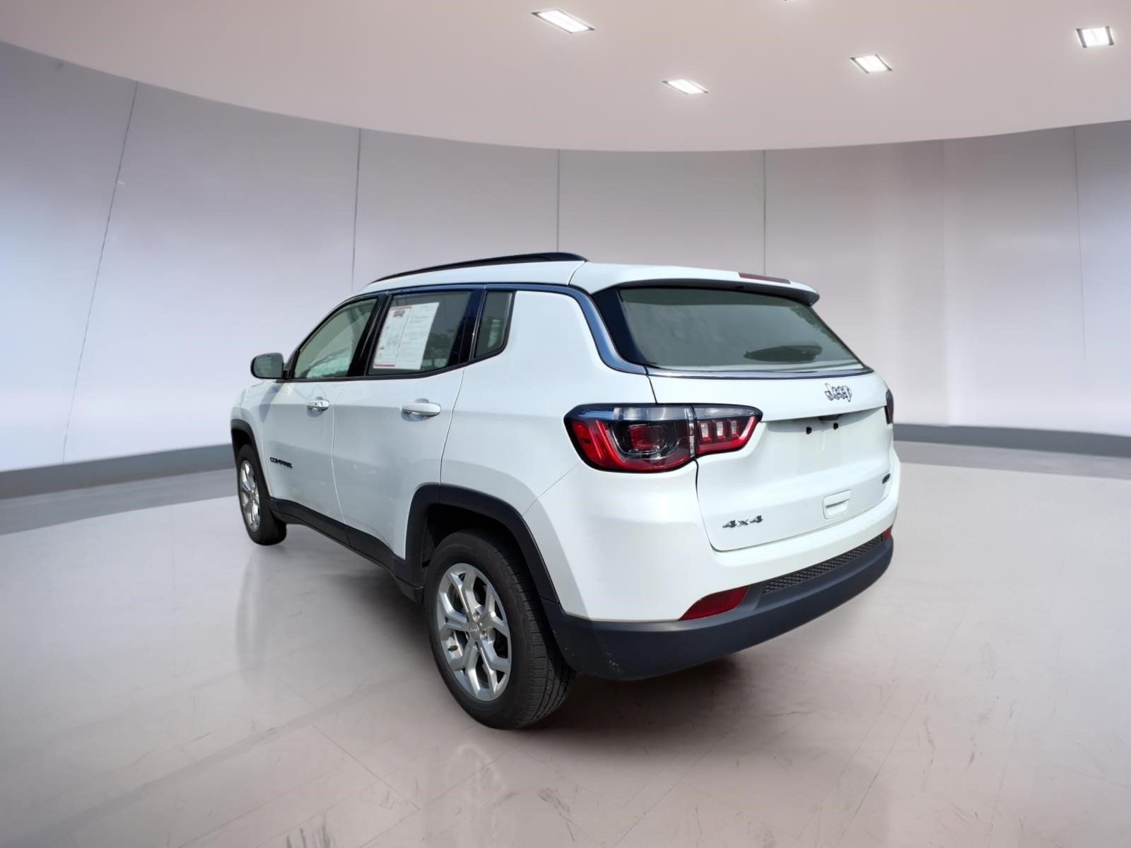 Used 2024 Jeep Compass Latitude AWD/4WD image 3